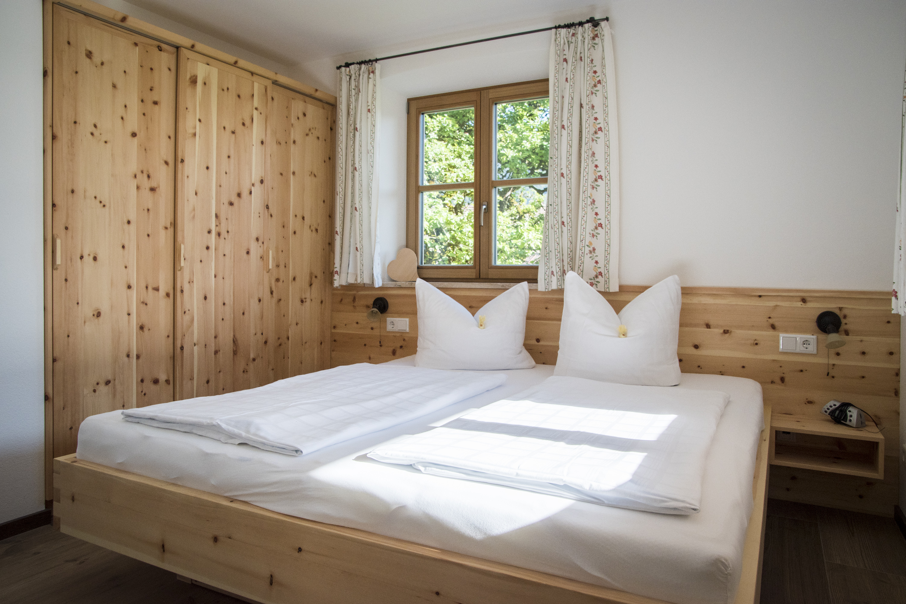 Pensionen - Bruckmühl (Landkreis Rosenheim) - Ferienwohnung Schlafzimmer - Gästehaus Becher