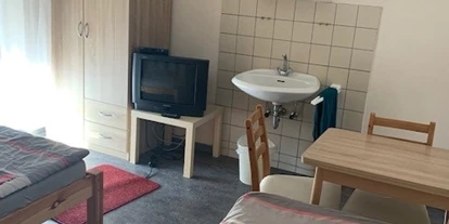 Pensionen - Parkplatz: kostenlos bei der Pension - Franken - DZ mit Etagenbad und Balkon - Monteurpension Haus Monika