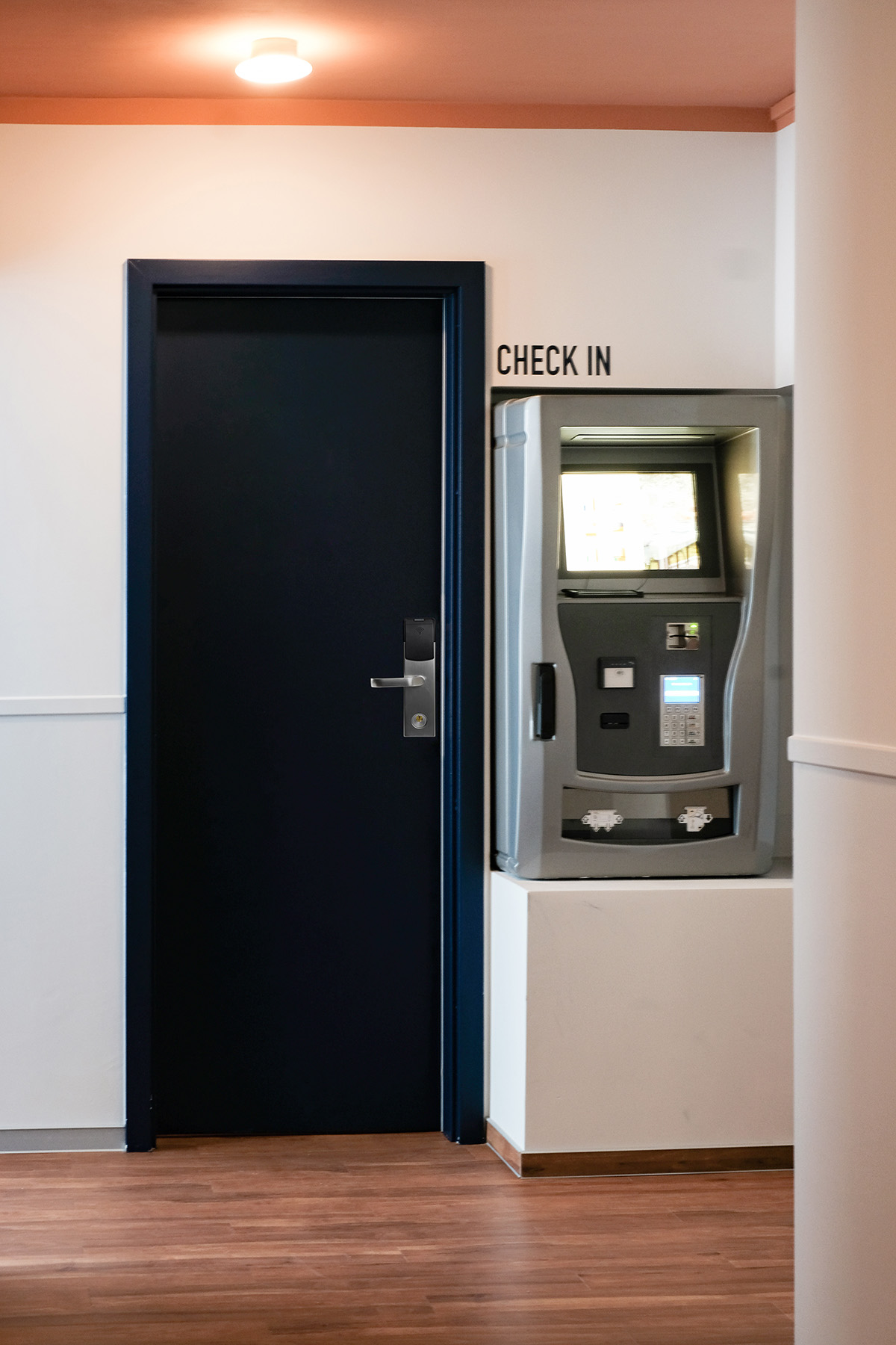 Frühstückspension: Check In Automat - The Dot