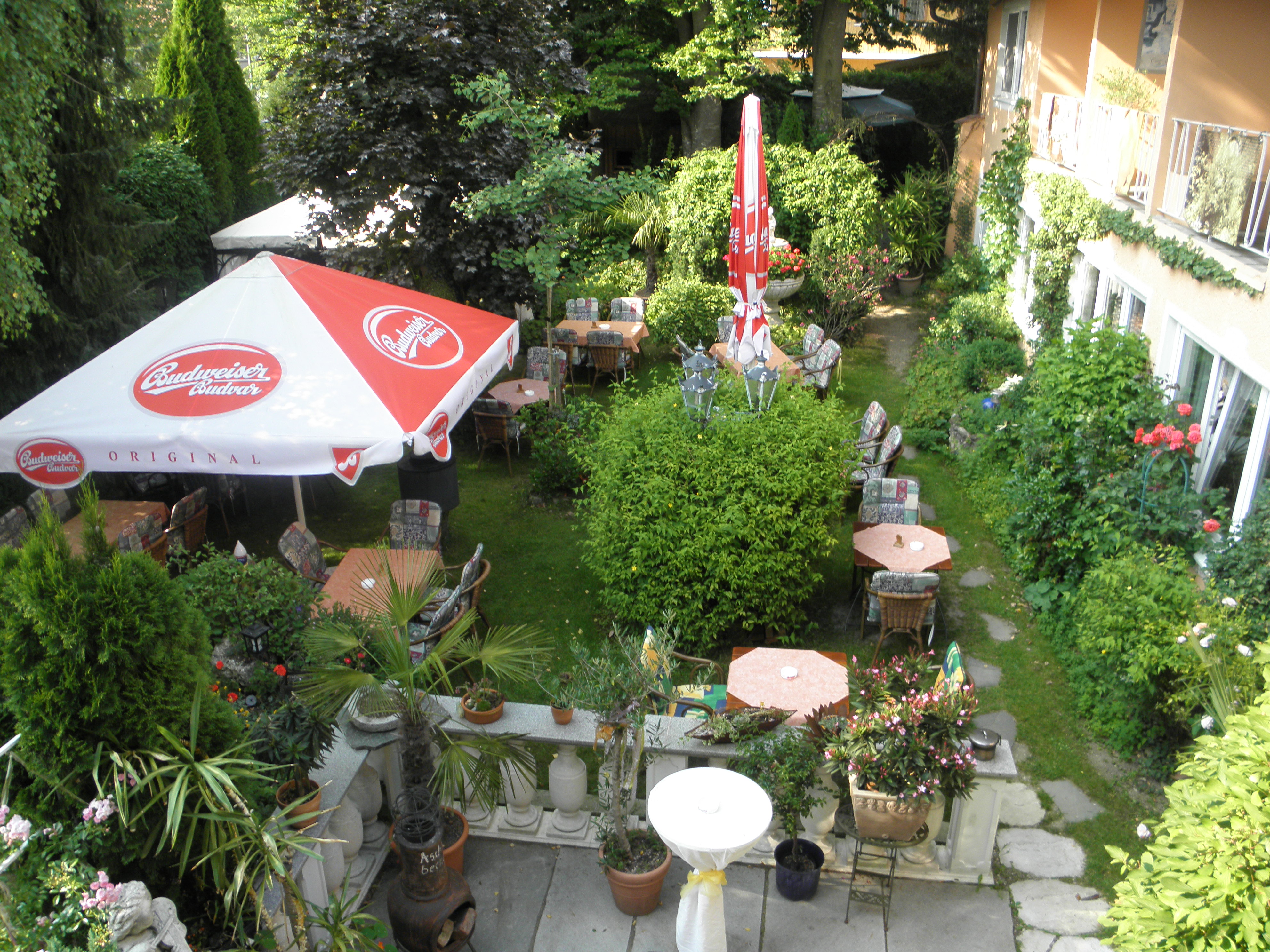 Pensionen - Aschau am Inn - Genießen Sie unsere Gaumenfreuden .... 
In den Sommermonaten grillen wir bei schöner Witterung jeden Donnerstag und Freitag am Holzkohlegrill. Auf der überdachten, beheizten Terrasse mit offenem Kamin oder im liebevoll angelegten mediterranen, schattigen Blumengarten können Sie unter alten Buchen die Grillspezialitäten sowie Brotzeiten genießen. - Gasthof Söll
