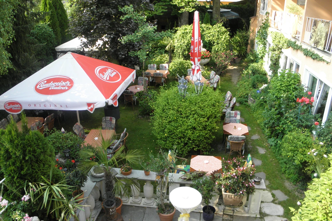 Frühstückspension: Genießen Sie unsere Gaumenfreuden .... 
In den Sommermonaten grillen wir bei schöner Witterung jeden Donnerstag und Freitag am Holzkohlegrill. Auf der überdachten, beheizten Terrasse mit offenem Kamin oder im liebevoll angelegten mediterranen, schattigen Blumengarten können Sie unter alten Buchen die Grillspezialitäten sowie Brotzeiten genießen. - Gasthof Söll