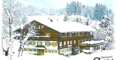 Pensionen - Balkon - Oberstdorf - Unser Haus im Winter  im Hintergrund die Lifte - Pension Zum Engel