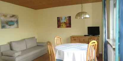 Pensionen - Mitterfels - Wohnraum Ferienwohnung
mit Balkon Panoramablick - Ferienpension, Ferienwohnungen, Fremuth