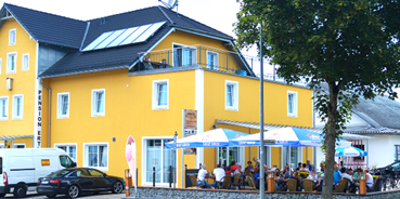 Pensionen - Ostbayern - Aussenansicht mit Blick auf unser Café und Pension - Pension Ertl