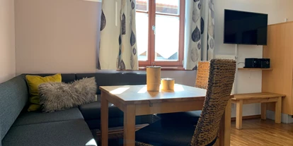 Pensionen - Bodenkirchen - Wohn-/Essbereich Ferienwohnung - Pension Kramerhof