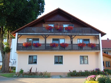 Frühstückspension: Süd-Ansicht unseres Gasthofes - Gasthof Zur Linde