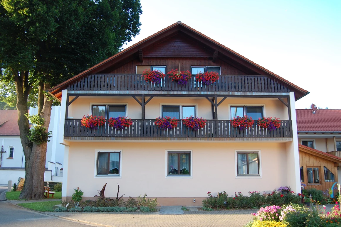 Frühstückspension: Süd-Ansicht unseres Gasthofes - Gasthof Zur Linde