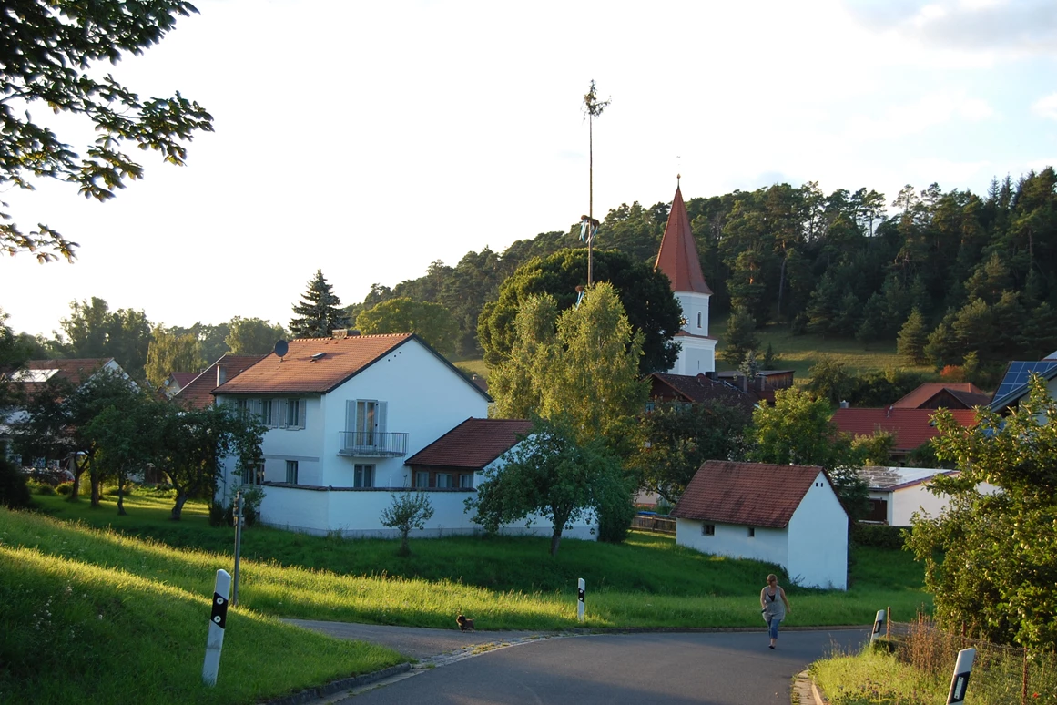 Frühstückspension: Ortseingang aus südlicher Sicht - Gasthof Zur Linde