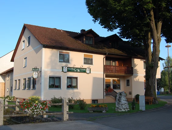 Frühstückspension: West-Ansicht unseres Gasthofes - Gasthof Zur Linde