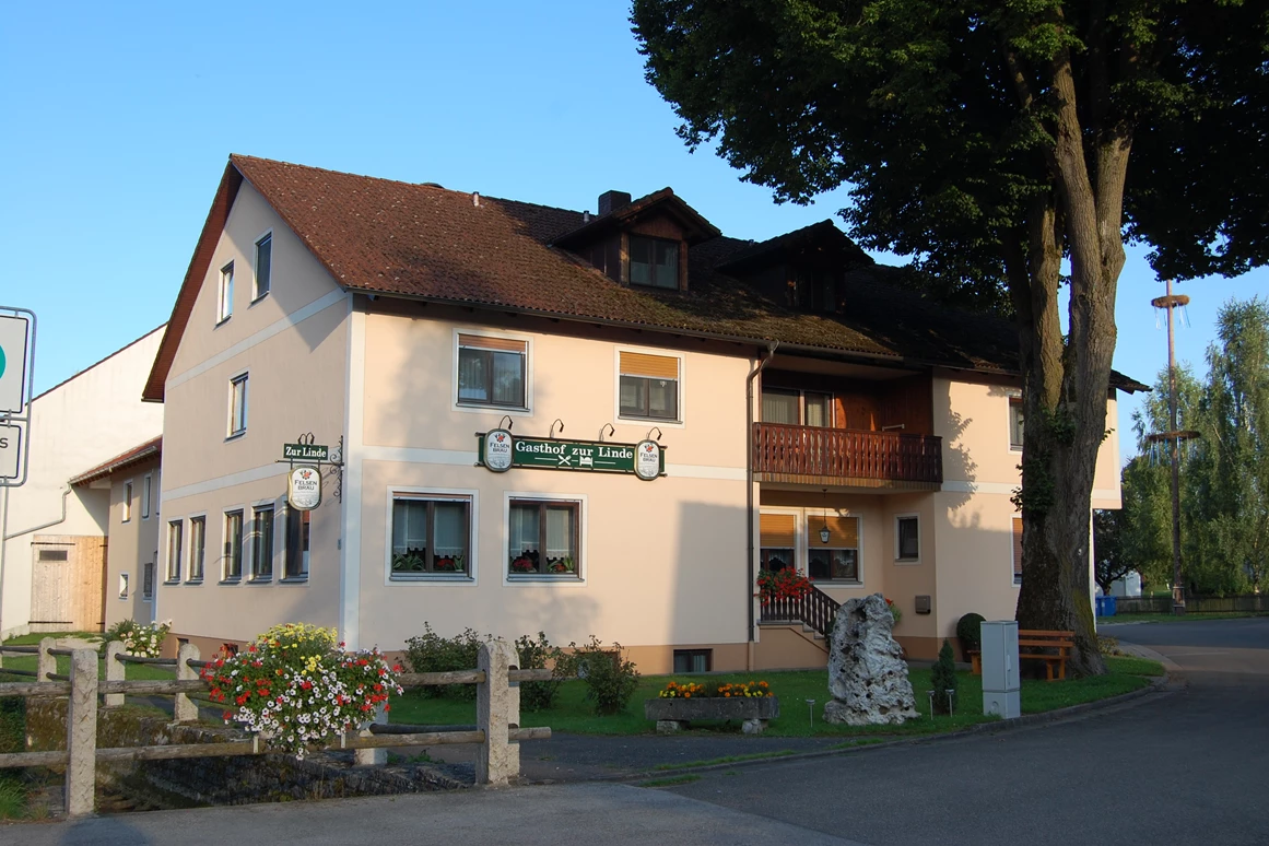 Frühstückspension: West-Ansicht unseres Gasthofes - Gasthof Zur Linde