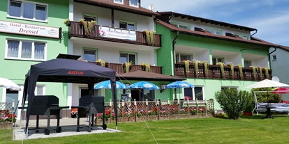 Pensionen - Parkplatz: kostenlos bei der Pension - Franken - Außenansicht Sonnenterrasse, Grillterrassse und Garten - Gruppenferienhäuser & Hotel-Pension Dressel