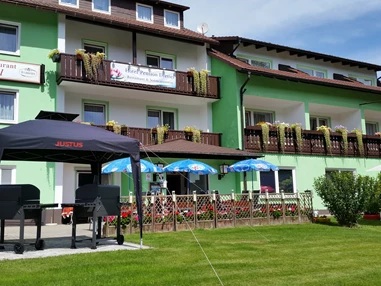 Frühstückspension: Außenansicht Sonnenterrasse, Grillterrassse und Garten - Gruppenferienhäuser & Hotel-Pension Dressel