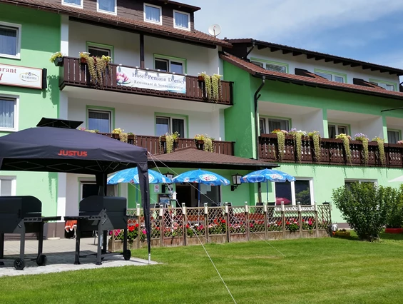 Frühstückspension: Außenansicht Sonnenterrasse, Grillterrassse und Garten - Gruppenferienhäuser & Hotel-Pension Dressel