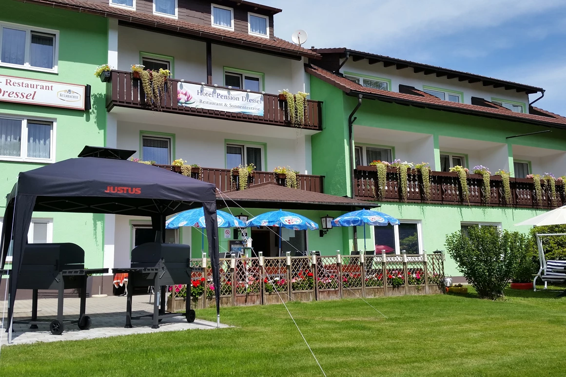 Frühstückspension: Außenansicht Sonnenterrasse, Grillterrassse und Garten - Gruppenferienhäuser & Hotel-Pension Dressel