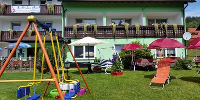 Pensionen - Parkplatz: kostenlos bei der Pension - Franken - Garten mit Kinderschaukel, Sonnenliegen und Hollywoodschaukeln - Gruppenferienhäuser & Hotel-Pension Dressel