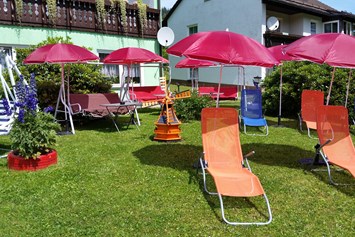 Frühstückspension: Garten mit Sonnenliegen - Gruppenferienhäuser & Hotel-Pension Dressel
