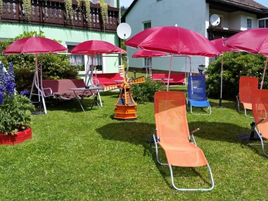 Frühstückspension: Garten mit Sonnenliegen - Gruppenferienhäuser & Hotel-Pension Dressel