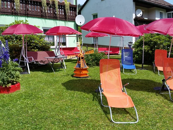 Frühstückspension: Garten mit Sonnenliegen - Gruppenferienhäuser & Hotel-Pension Dressel