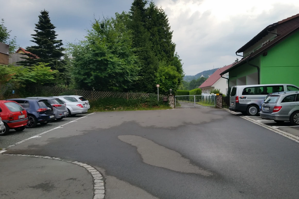 Frühstückspension: Parkplätze - Gruppenferienhäuser & Hotel-Pension Dressel
