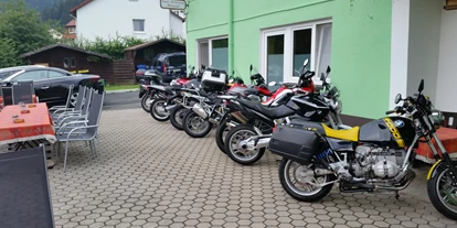 Pensionen - Parkplatz: kostenlos bei der Pension - Franken - Motorradplätze - Gruppenferienhäuser & Hotel-Pension Dressel