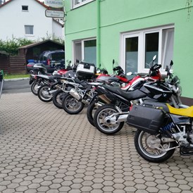 Frühstückspension: Motorradplätze - Gruppenferienhäuser & Hotel-Pension Dressel