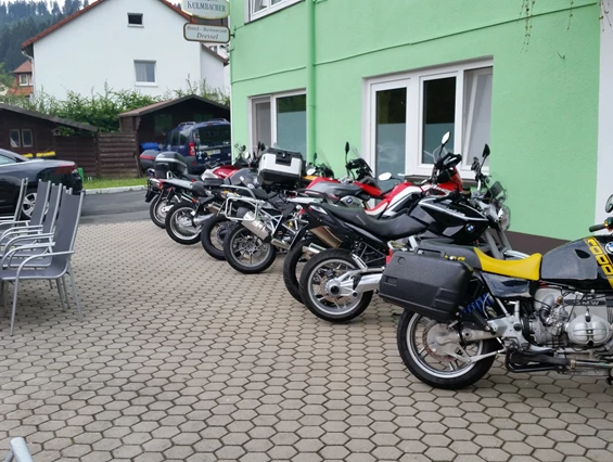 Frühstückspension: Motorradplätze - Gruppenferienhäuser & Hotel-Pension Dressel