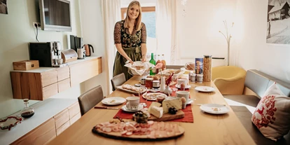 Pensionen - Balkon - Innsbruck - Frühstück - ein reich gedeckter Frühstückstisch mit vielen besonderen Spezialitäten - Gästehaus Schwaninger