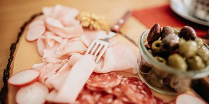 Pensionen - Balkon - Innsbruck - Frühstück - Schinken und Wurstspezialitäten aus Tirol - Gästehaus Schwaninger
