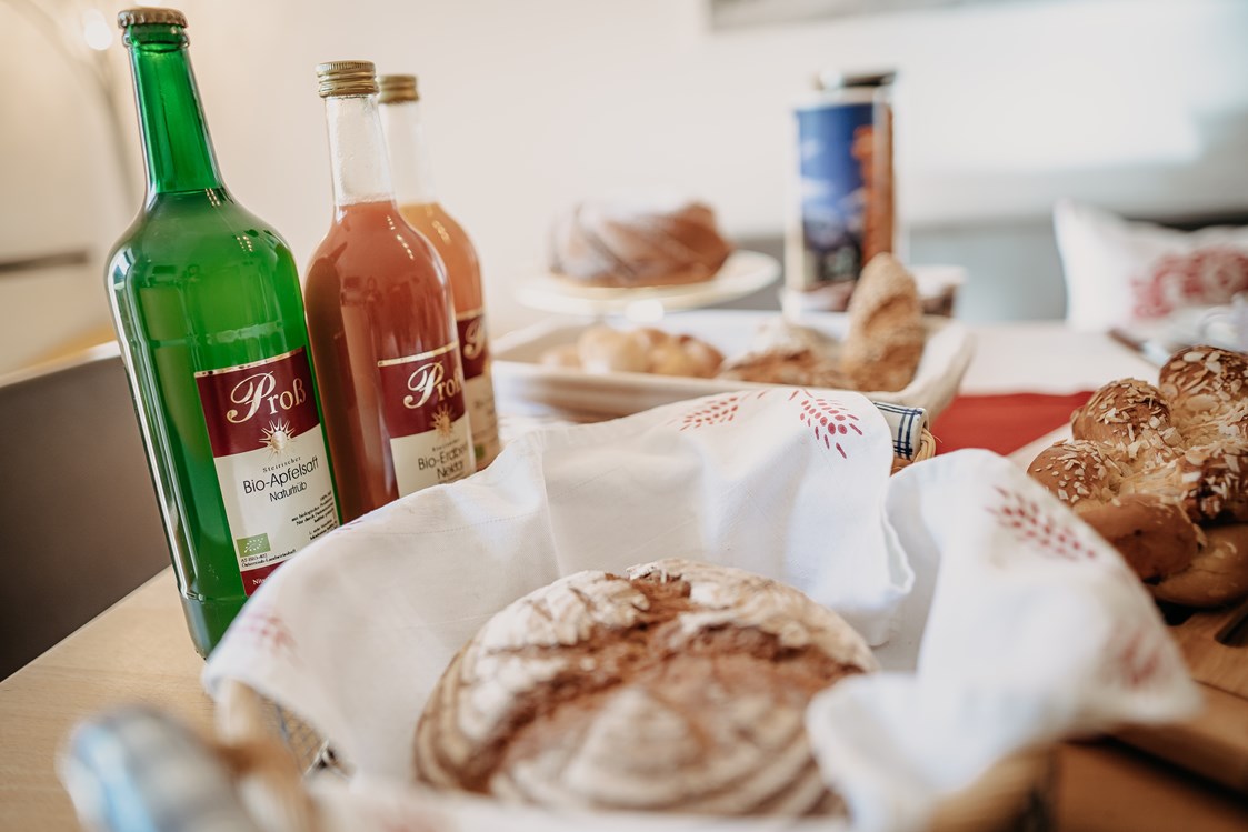 Frühstückspension: Frühstück - selbstgemachtes Brot und Bio-Fruchtsäfte aus Österreich - Gästehaus Schwaninger