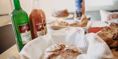 Pensionen - Balkon - Innsbruck - Frühstück - selbstgemachtes Brot und Bio-Fruchtsäfte aus Österreich - Gästehaus Schwaninger