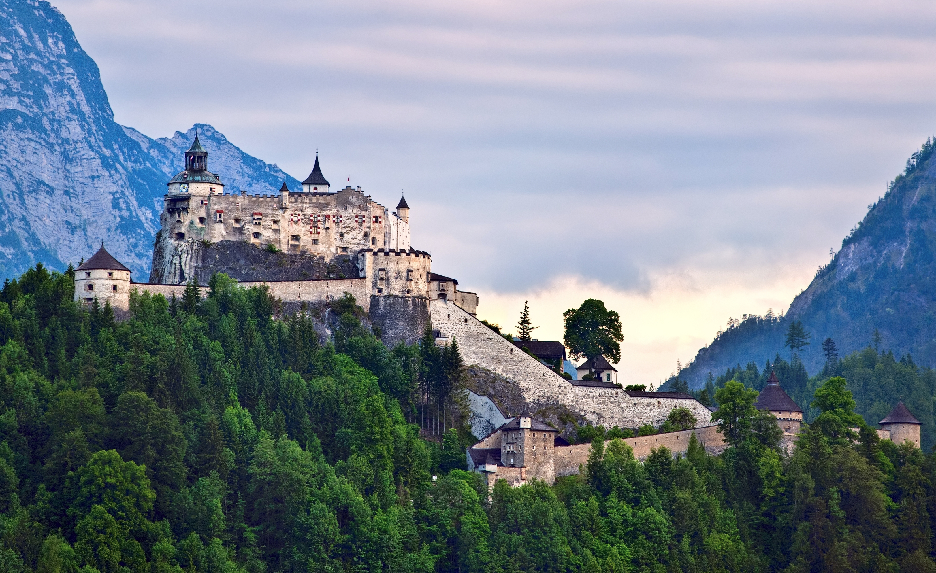 B&B Landhaus Vierthaler Ausflugsziele Burg Hohenwerfen und Eisriesenwelt