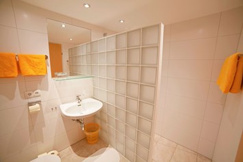 Frühstückspension: Badezimmer mit Dusche im Doppelzimmer mit Balkon - B&B Landhaus Vierthaler