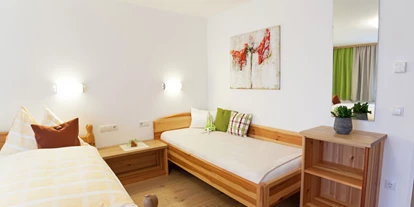 Pensionen - Parkplatz: kostenlos bei der Pension - Hallstatt - Dreibettzimmer mit Balkon - Zusatzbett - B&B Landhaus Vierthaler