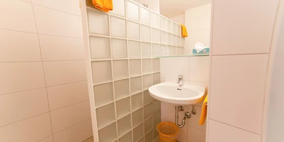 Pensionen - Parkplatz: kostenlos bei der Pension - Hallstatt - Badezimmer mit Dusche und separatem WC im Dreibettzimmer mit Balkon - B&B Landhaus Vierthaler