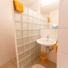 Frühstückspension: Badezimmer mit Dusche und separatem WC im Dreibettzimmer mit Balkon - B&B Landhaus Vierthaler