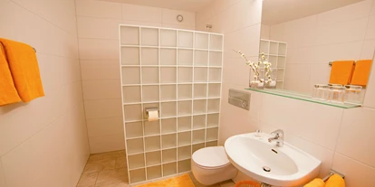 Pensionen - Parkplatz: kostenlos bei der Pension - Hallstatt - Badezimmer mit Dusche im Familienzimmer für 2 Erwachsene + 1 Kind mit Balkon - B&B Landhaus Vierthaler