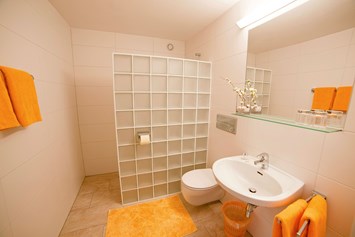Frühstückspension: Badezimmer mit Dusche im Familienzimmer für 2 Erwachsene + 1 Kind mit Balkon - B&B Landhaus Vierthaler