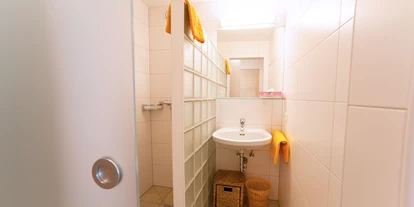 Pensionen - Parkplatz: kostenlos bei der Pension - Hallstatt - Badezimmer mit Dusche im Familienzimmer für 2 Erwachsene + 1 Kind mit Balkon - B&B Landhaus Vierthaler