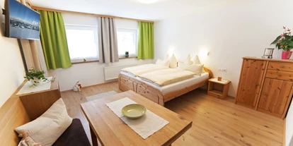 Pensionen - Parkplatz: kostenlos bei der Pension - Hallstatt - Familienzimmer für 2 Erwachsene + 2 Kinder, bestehend aus einem Doppelzimmer mit Balkon und einem separatem Kinderzimmer mit Stockbett, nur getrennt durch eine Verbindungstüre. - B&B Landhaus Vierthaler