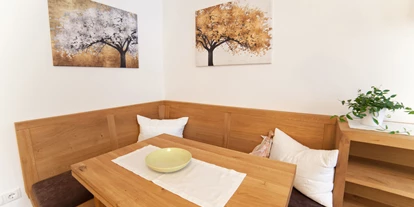 Pensionen - Parkplatz: kostenlos bei der Pension - Hallstatt - Familienzimmer für 2 Erwachsene + 2 Kinder, bestehend aus einem Doppelzimmer mit Balkon und einem separatem Kinderzimmer mit Stockbett, nur getrennt durch eine Verbindungstüre. - B&B Landhaus Vierthaler