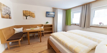 Pensionen - Parkplatz: kostenlos bei der Pension - Hallstatt - Familienzimmer für 2 Erwachsene + 2 Kinder, bestehend aus einem Doppelzimmer mit Balkon und einem separatem Kinderzimmer mit Stockbett, nur getrennt durch eine Verbindungstüre. - B&B Landhaus Vierthaler