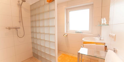 Pensionen - Parkplatz: kostenlos bei der Pension - Hallstatt - Badezimmer mit Dusche im Familienzimmer für 2 Erwachsene + 2 Kinder, bestehend aus einem Doppelzimmer mit Balkon und einem separatem Kinderzimmer mit Stockbett, nur getrennt durch eine Verbindungstüre. - B&B Landhaus Vierthaler