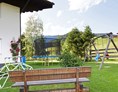 Frühstückspension: Spielplatz mit Trampolin, Schaukel und kleinem Fussballplatz im Landhaus Vierthaler in Filzmoos, B&B - B&B Landhaus Vierthaler