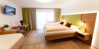 Pensionen - Parkplatz: kostenlos bei der Pension - Hallstatt - Dreibettzimmer mit Balkon - B&B Landhaus Vierthaler