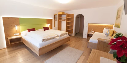 Pensionen - Parkplatz: kostenlos bei der Pension - Hallstatt - Dreibettzimmer mit Balkon - B&B Landhaus Vierthaler