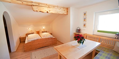 Pensionen - Parkplatz: kostenlos bei der Pension - Hallstatt - Familienzimmer für 2 Erwachsene + 2 Kinder, bestehend aus einem Doppelzimmer ohne Balkon (Mansarde) und einem separatem Kinderzimmer mit Stockbett, nur getrennt durch eine Verbindungstüre. - B&B Landhaus Vierthaler