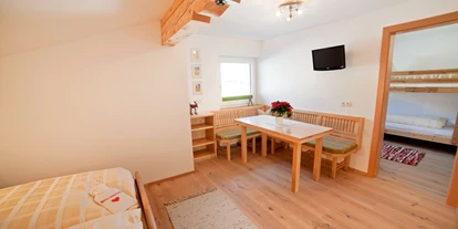 Pensionen - Parkplatz: kostenlos bei der Pension - Hallstatt - Familienzimmer für 2 Erwachsene + 2 Kinder, bestehend aus einem Doppelzimmer ohne Balkon (Mansarde) und einem separatem Kinderzimmer mit Stockbett, nur getrennt durch eine Verbindungstüre. - B&B Landhaus Vierthaler