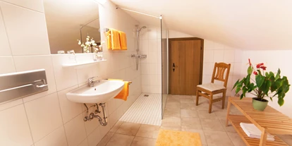 Pensionen - Parkplatz: kostenlos bei der Pension - Hallstatt - Badezimmer beim Familienzimmer für 2 Erwachsene + 2 Kinder, bestehend aus einem Doppelzimmer ohne Balkon (Mansarde) und einem separatem Kinderzimmer mit Stockbett, nur getrennt durch eine Verbindungstüre. - B&B Landhaus Vierthaler