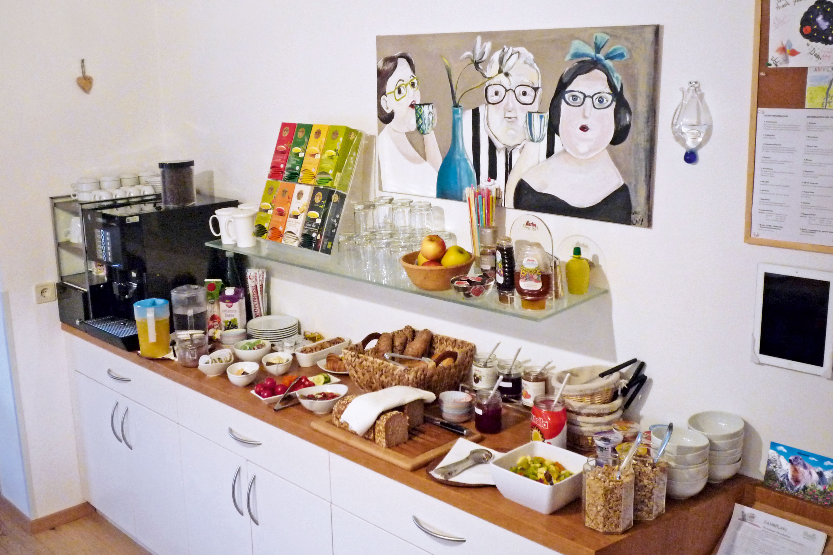 Frühstückspension: Frühstücksraum mit Kaffeemaschine und Buffet für ein ausgiebiges, internationales Frühstück - B&B Landhaus Vierthaler