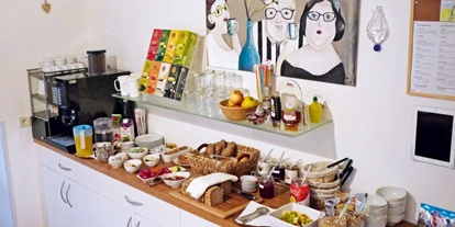 Pensionen - Parkplatz: kostenlos bei der Pension - Hallstatt - Frühstücksraum mit Kaffeemaschine und Buffet für ein ausgiebiges, internationales Frühstück - B&B Landhaus Vierthaler